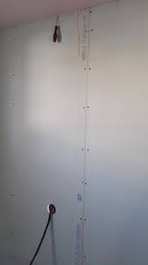 Percer le plafond avec une scie trépan (ou scie cloche) du diamètre désiré : Aiguiller Une Gaine Electrique Dans Une Cloison Vers Un Faux Plafond La Methode