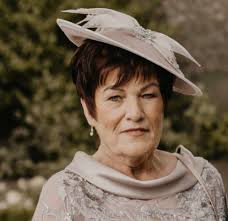 MARTIN (nee Connolly) Linda