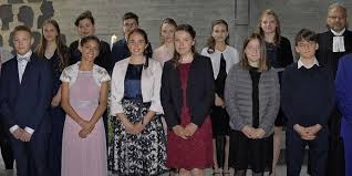 13 Jugendliche feiern ihre Konfirmation