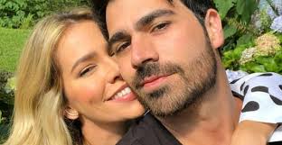 Quando eu tive o rodrigo, fiquei meio maluca. Adriana Sant Anna Rebate Seguidor Trabalho Mais Do Que Uma Pessoa Que Passa O Dia No Escritorio