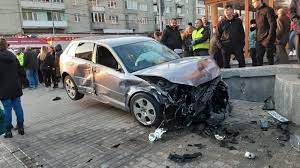 Doua masini care circulau pe strada progresului, langa statia de. Foto Video Accident Grav In Baia Mare Trei Pietoni SpulberaÈ›i È™i DouÄƒ Persoane Incarcerate Romania24 Ro