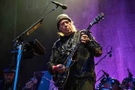 Lista completa e album di provenienza. Neil Young Sells 50 Percent Of Publishing Rights To His Entire Song Catalog To Investment Fund