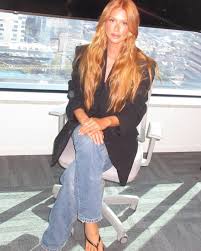 Marina Ruy Barbosa combina blazer oversized e jeans cintura alta com chinelo em look casual chic