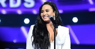 Demi lovato (28) lässt wohl gerne die hüllen fallen! Is Demi Lovato Bisexual Singer Talks Emotional Coming Out Moment