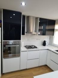 Como en la naturaleza, marrones terrosos, grises y colores de arena se mezclan armoniosamente. Amoblamiento De Cocina Pvc Mesada Silestone Blanco Norte Canteras Muebles