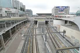 港鐵沙中綫項目下屯馬綫啟德站的出入口已接近完工，圖中是近新蒲崗的 b 出入口。 日前為大家介紹過，一列只有三卡編組的東鐵線中期翻新列車，經紅磡到西鐵線進行測試。 在今（六月十五日）日零晨，該列東鐵線列車再從八鄉車廠出發，由柴油機車牽引至屯馬線暫時存放。 æ¸¯éµç¨±çˆ­å–æ˜Žå¹´å±¯é¦¬ç·šå…¨ç·šé€šè»Šæœƒè¿½ç©¶é•ç´„æ‰¿è¾¦å•† é ­æ¢æ—¥å ±