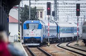 Emil zátopek, ein ehemaliger tschechischer leichtathlet, präsentiert sich dem publikum des frankfurter marathons 1982. Zatopek Konecne Muze Do Nemecka Cd Uz Ale Maji Jine Lokomotivy Byznys Lidovky Cz