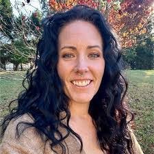 Kara Helms's Instagram, Twitter & Facebook