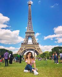 Does Sofie Dossi Have A Spine Yes Or No La Imagen Puede Contener Una O Varias Personas Cielo Nube Cesped Y Exterior Sofie Dossi Cute Drawings Of People Pretty Pictures