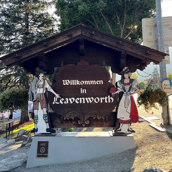 ✨Willkommen to Leavenworth✨ Nestled in the Cascade Mountains you'll find charming Leavenworth, Washington! This Bavarian Village will transport you across the globe with its character, food, and enchanting architecture. Save this post