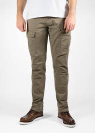 De stroker cargo pants, geïnspireerd op de amerikaanse luchtmacht, zijn speciaal ontworpen voor het rijden op motorfietsen. John Doe Cargo Pants Stroker Cargo Xtm Camel 24helmets De