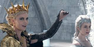 Dopo un devastante tradimento, la dolce regina freya scatena poteri malvagi e intraprende una guerra contro l'amore, di cui i guerrieri eric e sara cadono . La Maledizione Della Malvagia Ravenna Nel Final Trailer Di Il Cacciatore E La Regina Di Ghiaccio Universal Movies