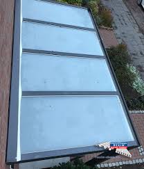 Wij bieden gelaagd glas met dubbele folie in de volgende dikte: Ein Alu Hausturvordach Der Marke Rexovita Vsg 3m X 1 5m In Anthrazit Mit Vsg Glas 8mm Matt Weiss Dieses Grosszugig Dimensi Hausturvordach Vordach Alu Hausturen