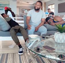 Mzansi updates 5.468 views4 months ago. Mzansi Reacts To Cassper And The Taxi Rank Hustler Having A Good Time Celebs Now