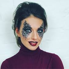 Dessiner une toile d'araignée au niveau du front et un fleur sur le menton. Maquillage Facile Pour Halloween Idees Et Tutoriels De Makeup Femme
