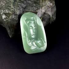 То има надморска височина 3195 м, площ 5 694 км2 и обиколка 360 км. é'æµ·çŽ‰ä¸ºä½•ä¸å—å¸‚åœºå¾…è§ çŽ‰æ»¡æ–‹