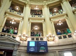 El presidente de argentina, alberto fernández, destacó este miércoles, luego que el senado aprobó la ley de interrupción voluntaria del embarazo (ive), que ahora el aborto es seguro, legal y gratuito. Aadird Qawbdim