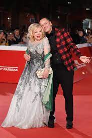 Sandra milo compie 88 anni, cinque film in cui ammirarla david alla carriera a sandra milo, che a 88 anni è un'ispirazione per i giovani oggi è un altro giorno, sandra milo si racconta: Sandra Milo Oggi Chi E Il Fidanzato Alessandro Rorato Di 49 Anni