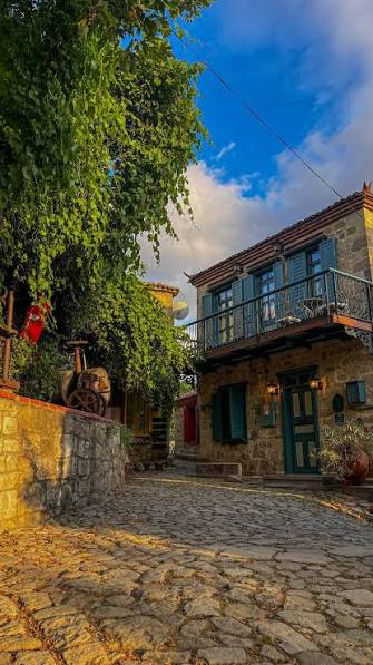 Ege'de zamanın durduğu yer ⏳🏡👨‍🌾 📍 Adatepe Köyü | Çanakkale Yazın  kalabalığından uzak, Ege'nin en sade ve en gerçek hâli… Adatepe'de koyun  sesleri, tavuk sesleri eşliğinde köy hayatını iliklerine kadar hissedersin.  Sanki