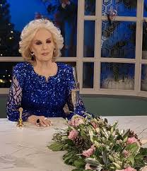 Nelson castro, benito fernandez, santiago bulat (economista) y la dra. Las Fotos De La Llegada De Mirtha Legrand Al Estudio De Television La Recibieron Con Aplausos Y Una Ovacion Infobae