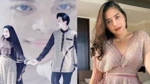 Rey mbayang yang memiliki nama asli reynaldi aditya wisnuh putra atmajaya mbayang, adalah seorang vokalis dari grup musik adam. Rey Mbayang Tulis Pemahaman Soal Menikah Republika Online