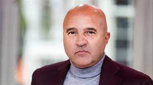Hij dacht er zelfs aan om te stoppen met zijn werk. John Van Den Heuvel Only Experiences Privacy During Sex