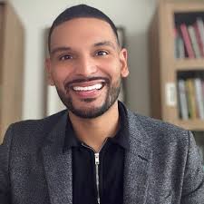 What's the right way to announce my pregnancy