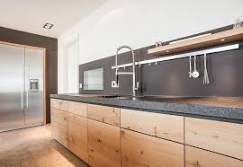 Edle Holzfront In Schicker Schreinerkuche Mit Bildern Wohnung Kuche Kuche Naturstein Luxus Kuche Design
