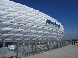 Allianz arena is lit up in red when bayern munich plays, in blue when 1860 munich plays, and in white when in use by the german national team. Fc Bayern Munich Receives Award For Reusable Cups Das Premium Themenportal Fur Konsumguter Fmcg Handel Und Verpackung