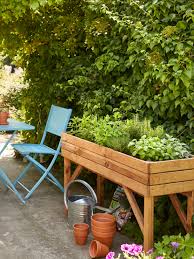 Un Carre Potager Sur Pieds Parfait Pour Faire Pousser Vos Plantes Aromatiques Pour Tout Avoir A Portee De Mains Menthe En 2020 Potager Sur Pied Carre Potager Potager
