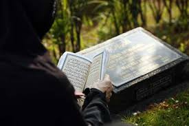 Sehingga, dengan itulah, doa bagi orang tua yang sudah meninggal sangat lah berarti yakni untuk menjadi upaya ampunan bagi orang tuanya. Susunan Lengkap Doa Ziarah Kubur Sesuai Sunnah Dengan Artinya
