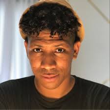 Un grupo de adolescentes encuentra un espeluznante libro que contiene  horrorosas historias ¿Será que pueden volverse realidad? ¡No te pierdas de  Historias de miedo para contar en la oscuridad! Una película de