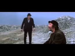 Hayret kimse yazmamış, samuel beckett'in aynı adlı oyunundan uyarlama 2001 tarihli irlanda yapımı bir film mevcut. Waiting For Godot Opening Youtube