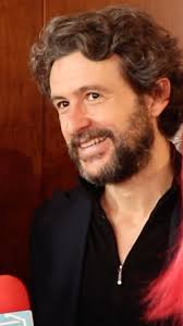 Hay dos maneras de hacer las cosas: enfrentarse a ellas o huir para  siempre. Y @thejeffbridges y @jalithgow deben tomar esta decisión en  #TheOldMan.⁣ ⁣ Estreno el próximo 31 de mayo y