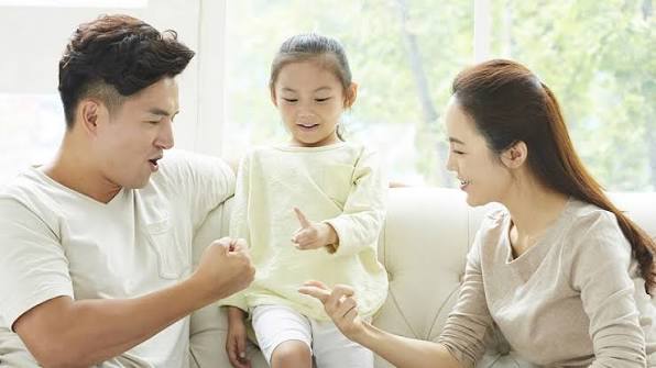 Có một ông lão thường đi lang thang quanh khu phố chúng tôi hoặc ngồi chơi kèn trombone trong công viên hầu như ngày nào cũng vậy, bất kể mưa hay nắng