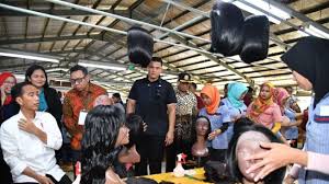 Anugerah lancar lestari sebuah perusahaan produsen bulumata palsu, saat ini pt anugerah lancar lestari membuka lowongan kerja untuk posisi sebagai Mengintip Uniknya Pabrik Rambut Palsu Yang Didatangi Jokowi
