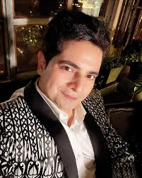 New year, new me? Nah, just levelling up my quirks in 2025. Happy 2025 you  all 🤗❤️ . . Outfit : @anup.guptamenswear Styling : @thakur.thakur02