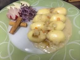 Gli gnocchi ripieni di formaggio sono un primo piatto molto sostanzioso ma allo stesso tempo dal gusto delicato, ideale da servire durante cene informali o nei giorni di una volta pronte scolatele, fatele intiepidire leggermente e sbucciatele. Gnocchi Ripieni Di Formaggio Alla Crema Di Lardo Con Cannella E Pere Foto Di Altrimenti Mele Tripadvisor