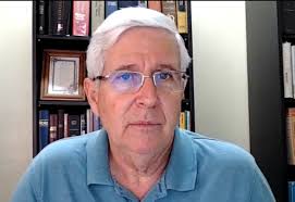 Orações e esmolas Dennis Allan Dennis Allan é Formado em Comunicação pela  Northern Illinois University (EUA) 🔹Veja coluna na íntegra no link da bio