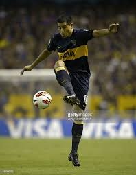 Riquelme c'è arrivato dopo che il river plate si era fatto avanti con argomenti sostanziosi per prenderlo con sé, quando era nel vivaio dell'argentinos juniors. Argentina S Boca Juniors Midfielder Juan Roman Riquelme Controls The Boca Juniors Juan Roman Riquelme Midfielder