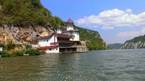 Au o lungime de circa 9 km. Excursie La Cazanele DunÄrii Romania E FrumoasÄ