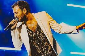 Poetica è un brano scritto e interpretato da cesare cremonini contenuto nell'album possibili scenari pubblicato il 24 novembre 2017 dall'etichetta. Cesare Cremonini Presenta La Scaletta Del 2c2c Tour