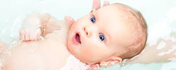 Der anblick eines sich windenden, klitschnassen babys baden ist einerseits unverzichtbar für die sauberkeit, andererseits auch eine tolle möglichkeit, feste bindungen. Baby Baden Ab Wann Wie Oft Worauf Achten Netdoktor At