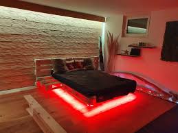 Palettenbett Mit Indirekter Beleuchtung Led Strip Wir Zeigen Wie Das Paletten Bett Ganz Einfach Gebau In 2020 Palettenbett Indirekte Beleuchtung Led Led Beleuchtung