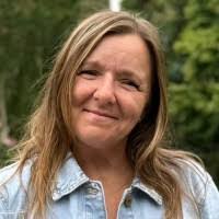 Hayley Warren's Instagram, Twitter & Facebook