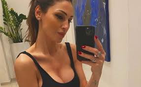 1 404 089 · обсуждают: Anna Tatangelo Tacchi A Spillo E Posizione Sexy Il Nuovo Singolo Serenata Esplode Su Instagram Il Tempo