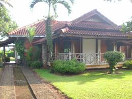Di sebelah kanan ada meja kecil dan buku tamu yang harus kita isi. Img 1053 Rumah Kebun Gallery