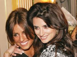La soeur cadette de penélope, monica cruz, était elle aussi sur le tapis rouge munie d'un gilet de sauvetage pour soutenir la fondation. Penelope Cruz Sa Petite Soeur Monica A 42 Ans