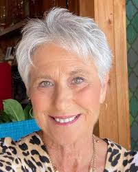 Who can cut thinning hair like the given style in Independence?