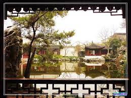 苏州园林之框景艺术 一 艺圃 画框框住水面 松柏 亭子里的游客等 chinese art gallery art